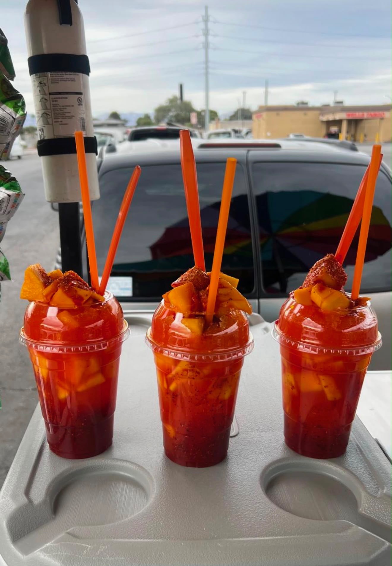 Mangoneadas con mango, chamoy y tajín