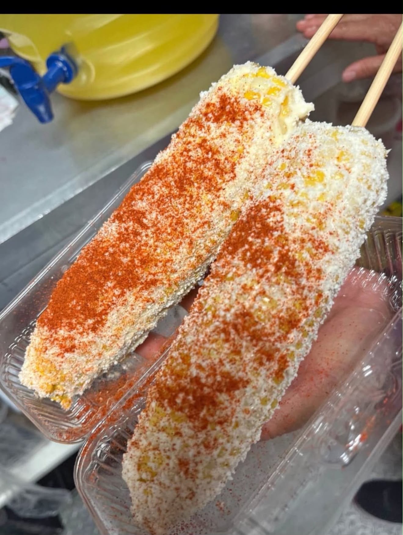 Elotes preparados con queso, chile y limón
