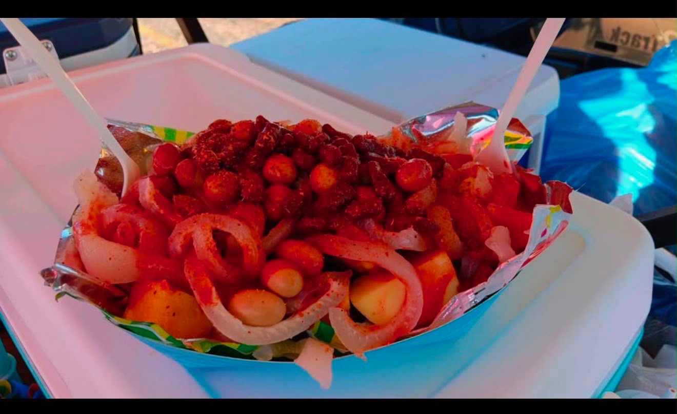 Tostilocos con cueritos, jícama y chamoy