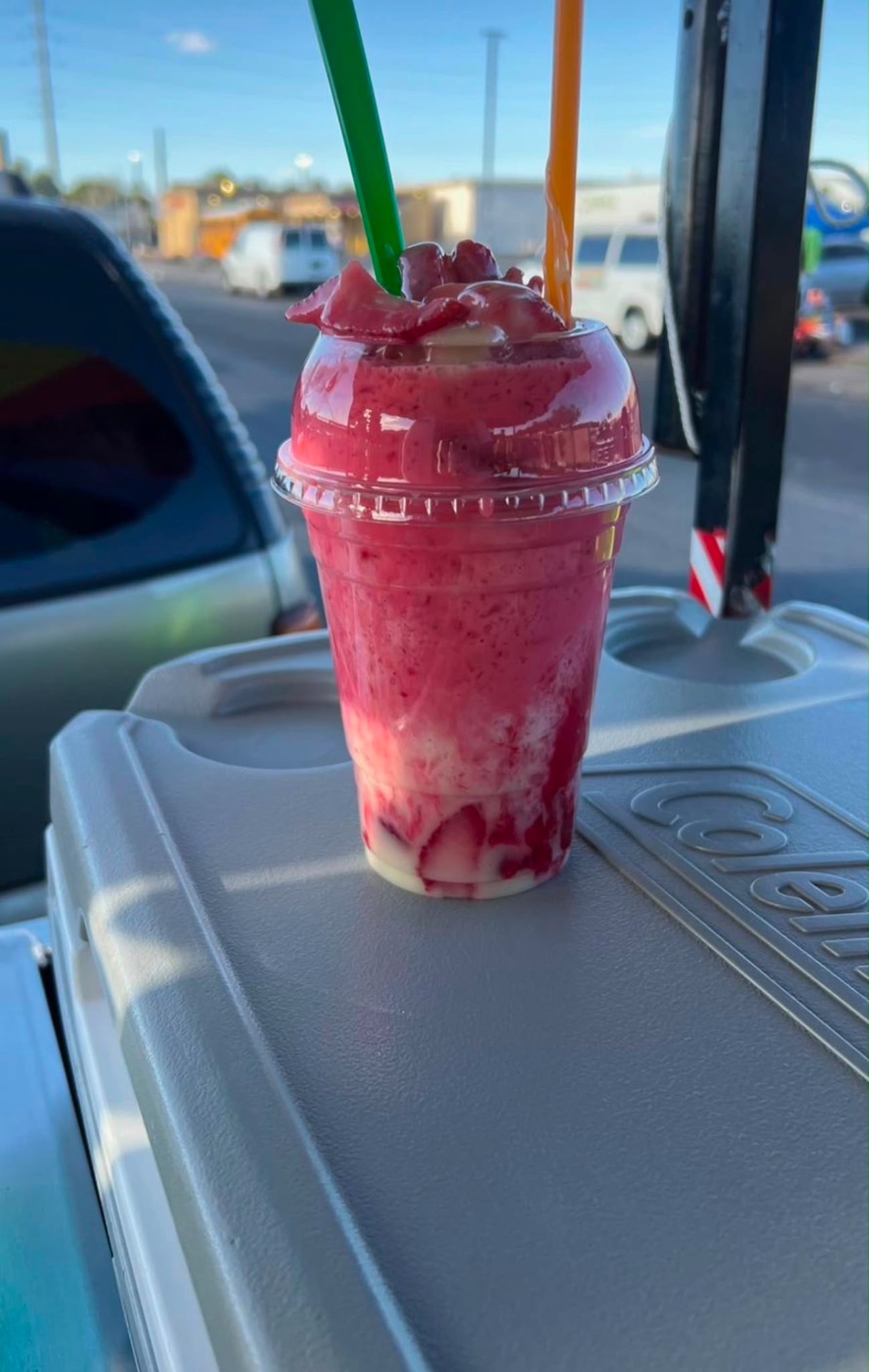 Fresas con crema preparadas en vaso